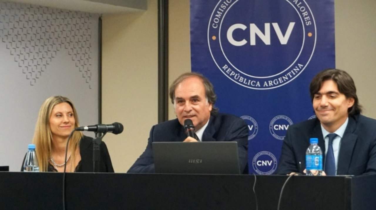 Autoridades de la CNV y del Ministerio de Economía en una reunión sobre el Fondo de Asistencia Laboral