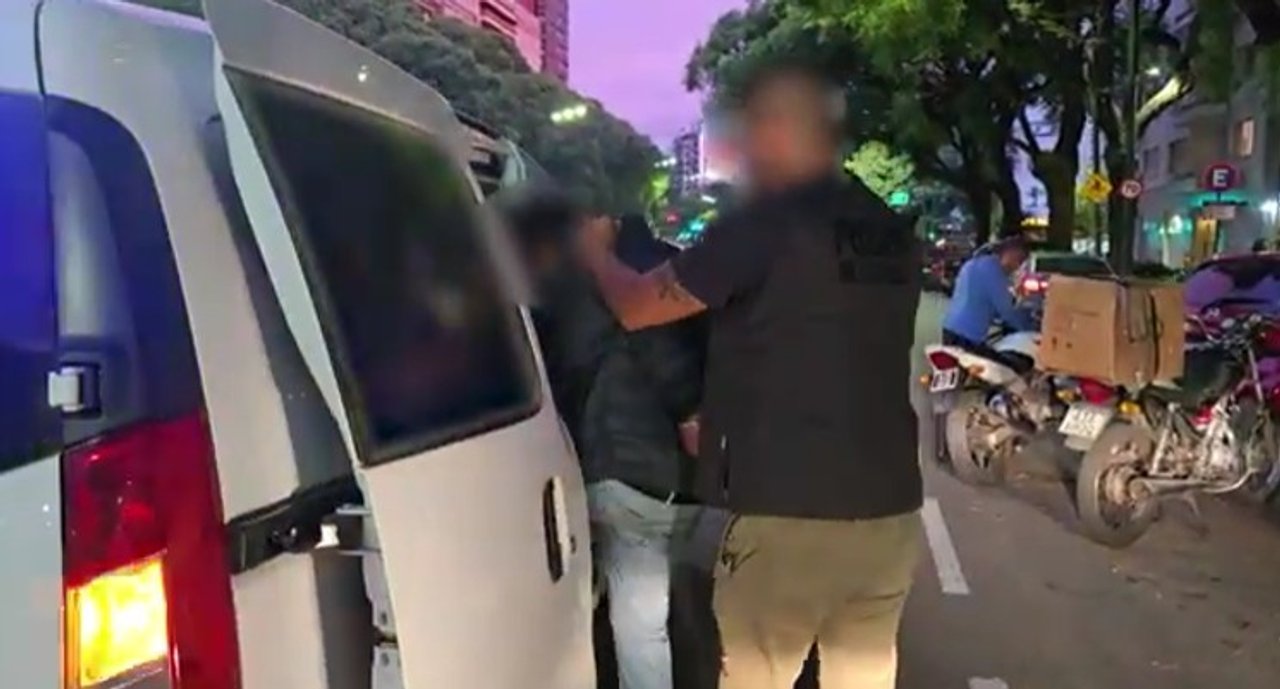 Efectivos policiales revisan un vehículo sospechado de ser mellizo en Palermo