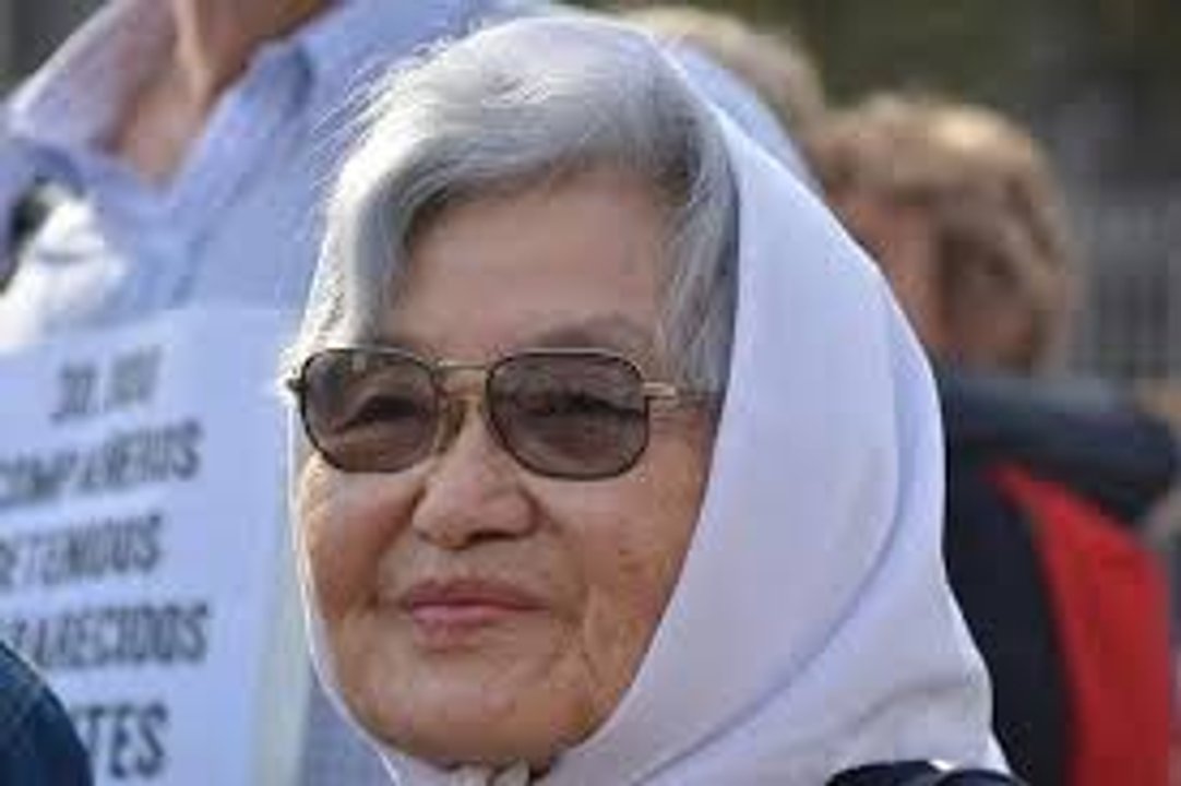 Madre de Plaza de Mayo María Takara de Oshiro en una marcha por derechos humanos