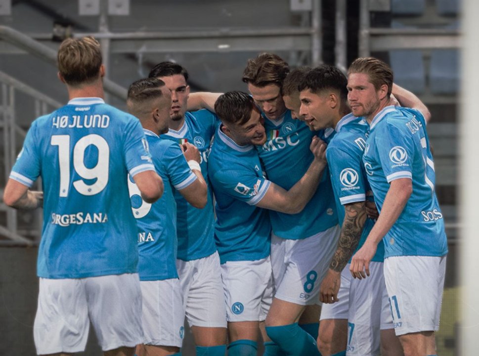 Jugadores del Napoli celebran un gol ante Cagliari en la Serie A