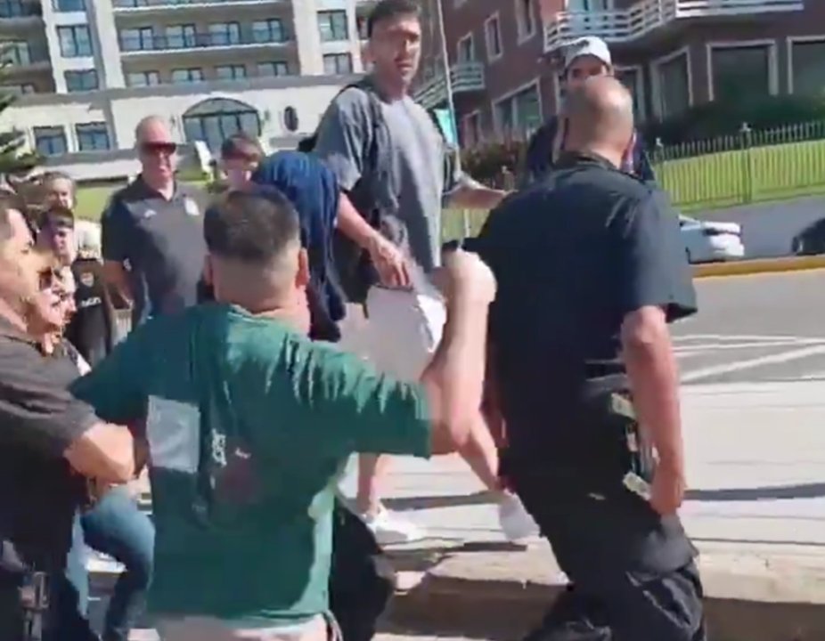 Momento de la agresión a un detenido en Mar del Plata
