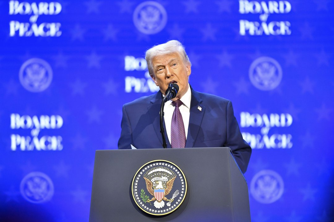 Donald Trump autoriza alivio temporal de sanciones al petróleo iraní