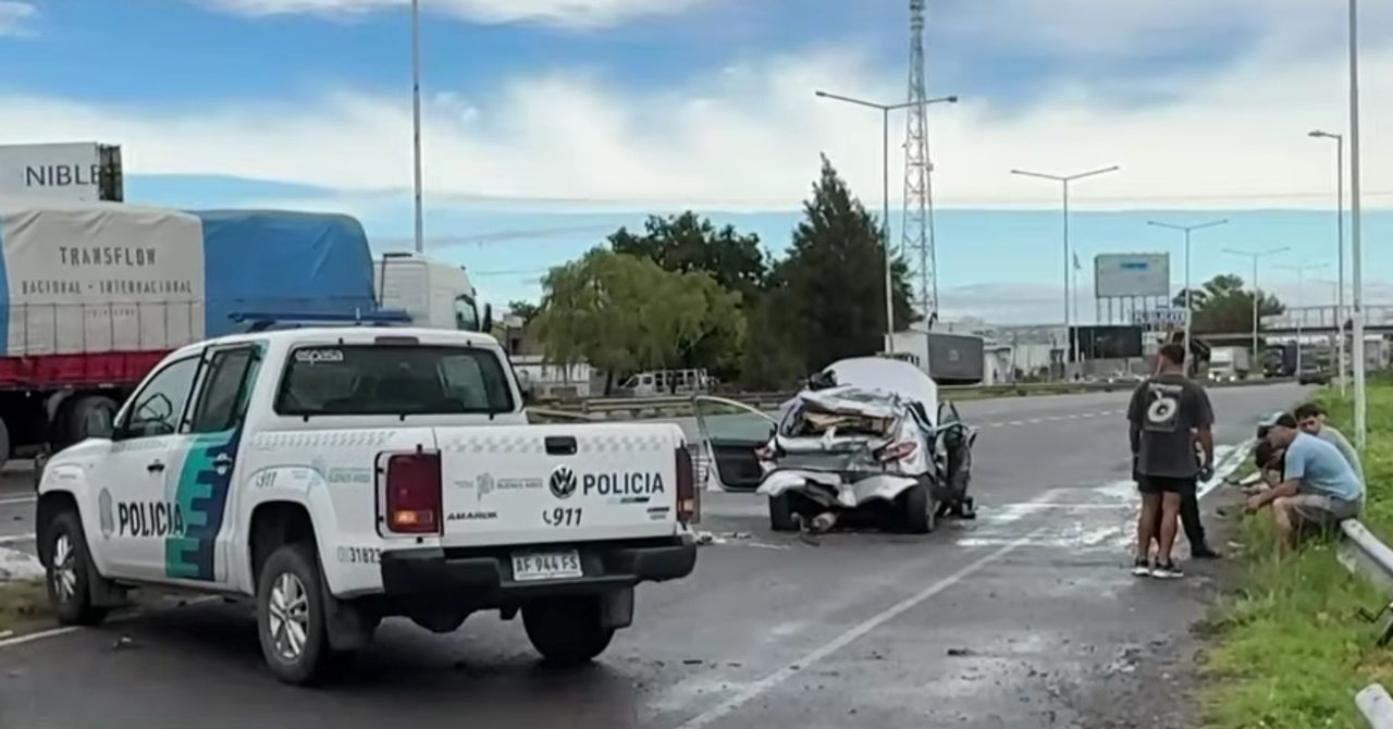 Camión y automóvil siniestrados en un choque fatal en la Ruta 9