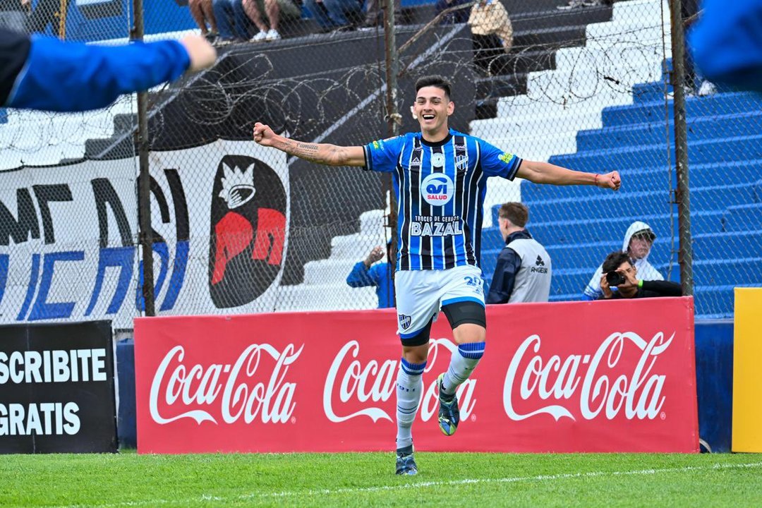 Festejo de los jugadores de Almagro tras el triunfo ante Quilmes