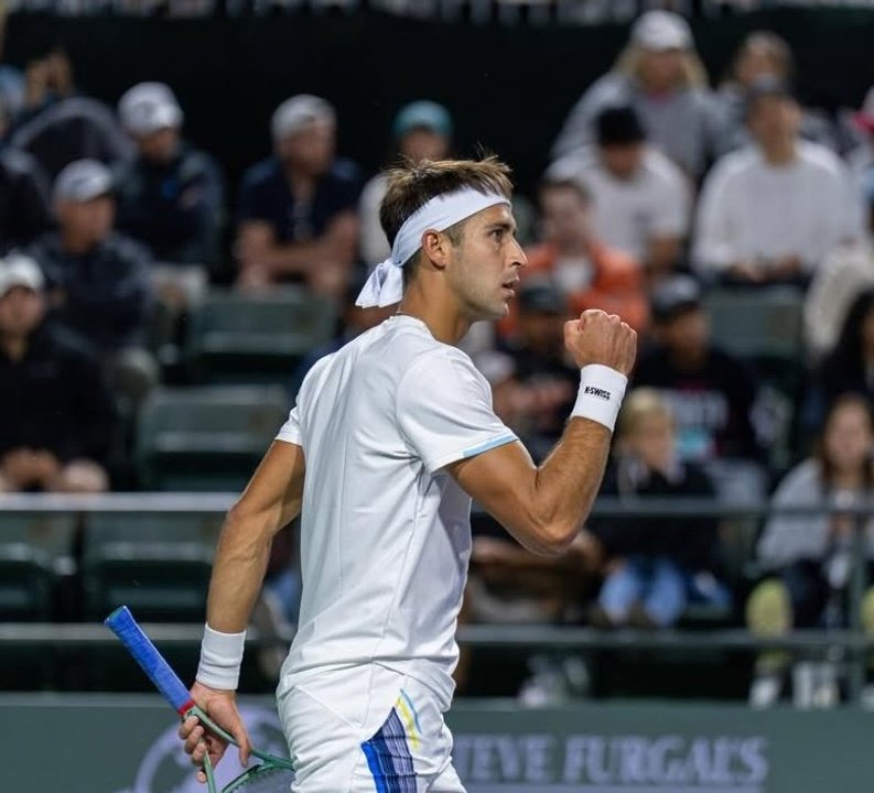 Tomás Etcheverry en acción en el Miami Open