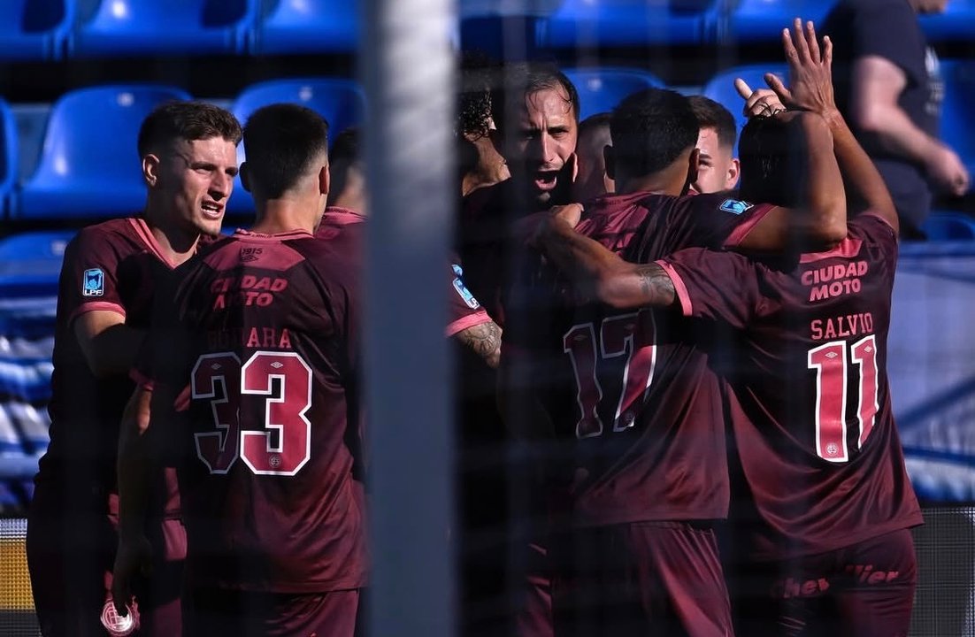 Lanús celebra el gol ante Vélez en el estadio José Amalfitani