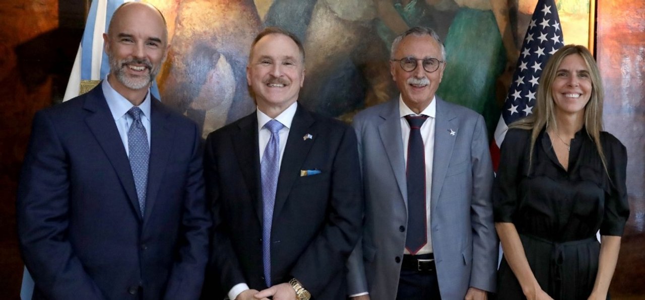 Ministro Mario Lugones y representantes de Pfizer en el anuncio del nuevo Centro Global de Datos Clínicos
