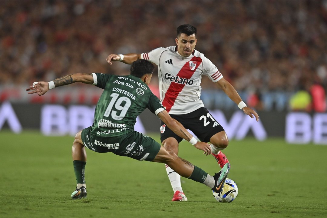 Estudiantes de Río Cuarto y River en el estadio Ciudad de Río Cuarto