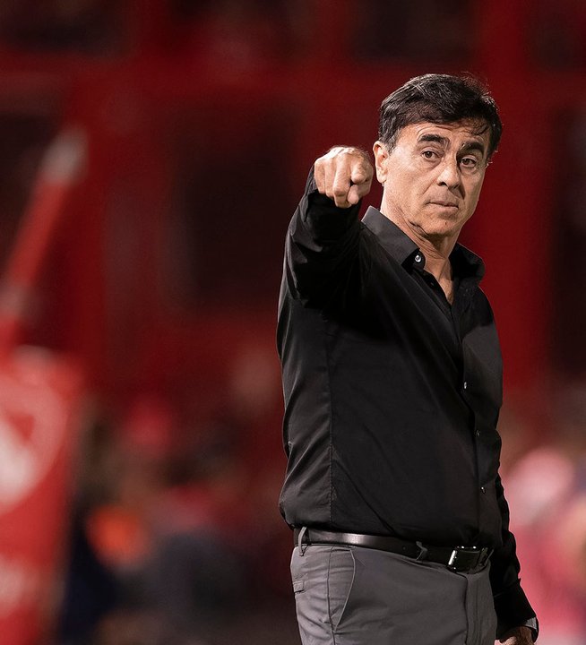 Gustavo Quinteros y el plantel de Independiente bajo presión en Avellaneda