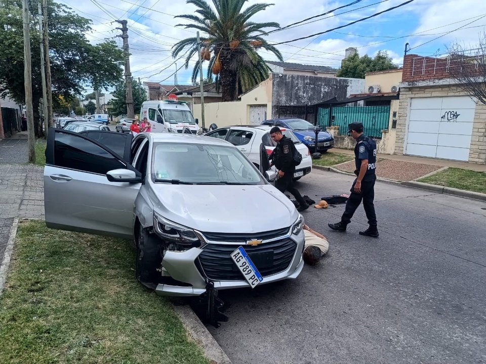 Patrullero policial en operativo en calles de Morón