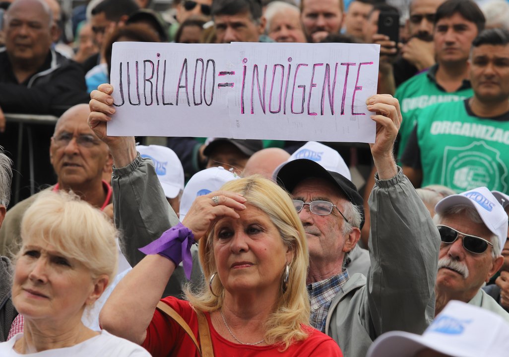 Adultos mayores realizan trámites previsionales en oficina pública