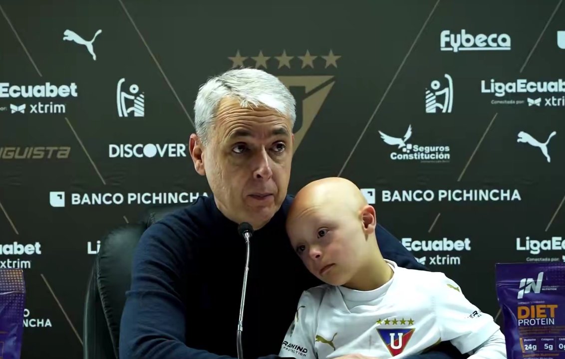 Tiago Nunes junto a su hijo Pedro en conferencia de prensa