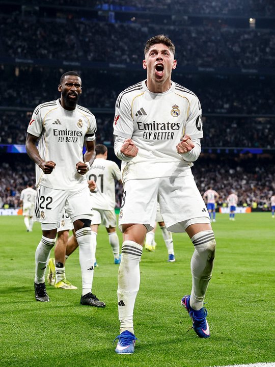 Real Madrid y Atlético en un intenso derbi en el Santiago Bernabéu