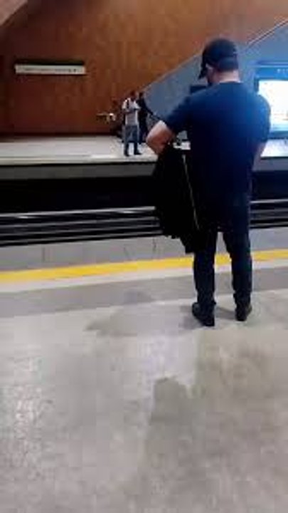 Gabriel Boric viajando en el Metro de Santiago como un pasajero más