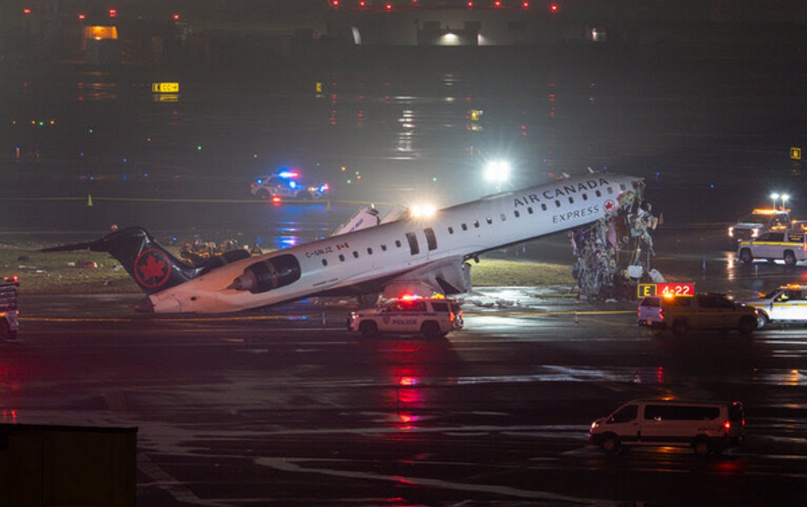 Avión de Air Canada Express en pista del aeropuerto LaGuardia de Nueva York tras el incidente