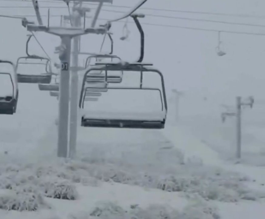 Nieve en alta montaña en la zona del Paso Internacional Cristo Redentor