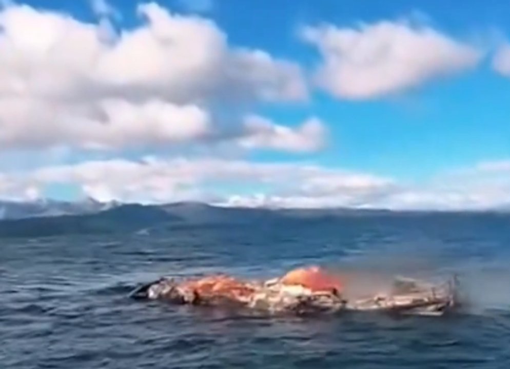 Lancha incendiada y hundida en el lago Nahuel Huapi