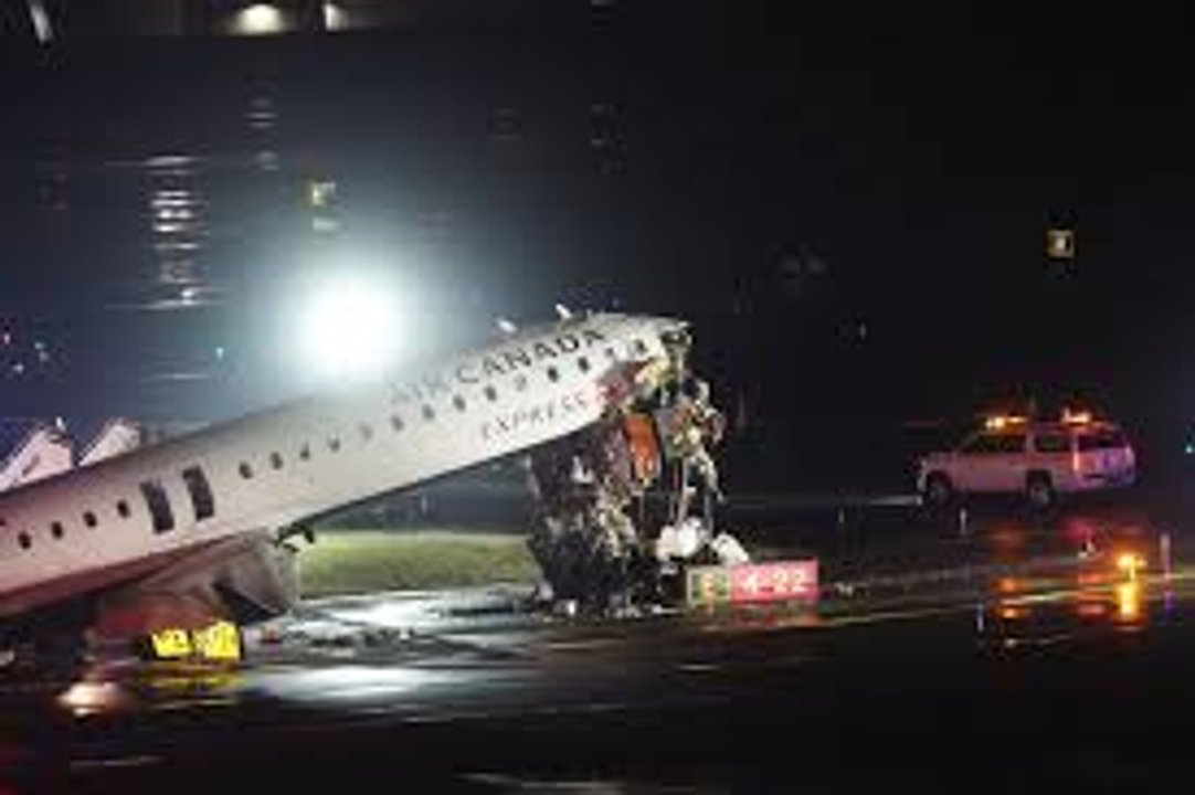 Accidente entre avión y camión en el aeropuerto LaGuardia de Nueva York