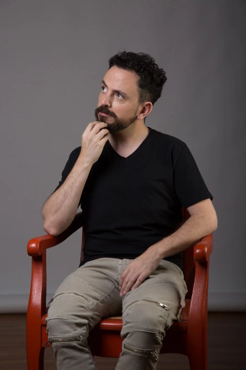 Pablo Molinari durante su espectáculo de stand up Demasiado