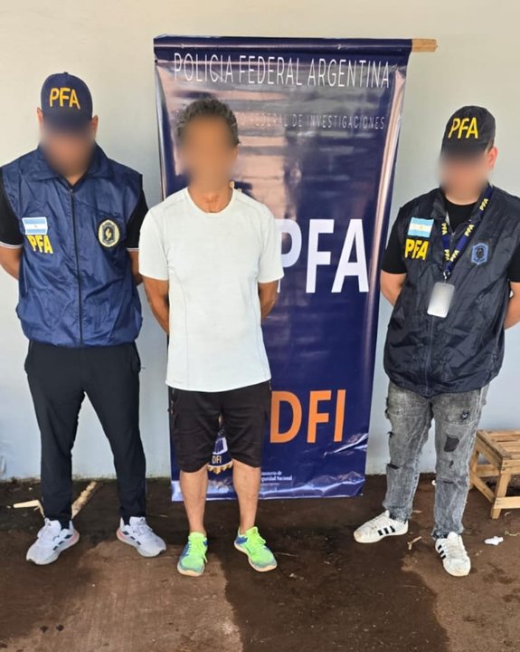 Patrullero y operativo policial en ruta