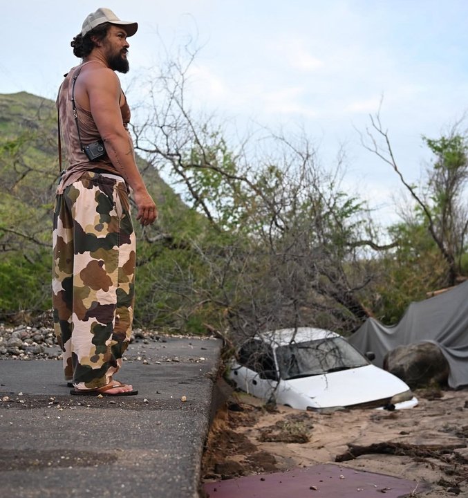 Jason Momoa ayuda a vecinos afectados por las inundaciones en Hawái