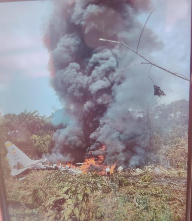 Restos del avión Hércules de la Fuerza Aérea colombiana tras el accidente