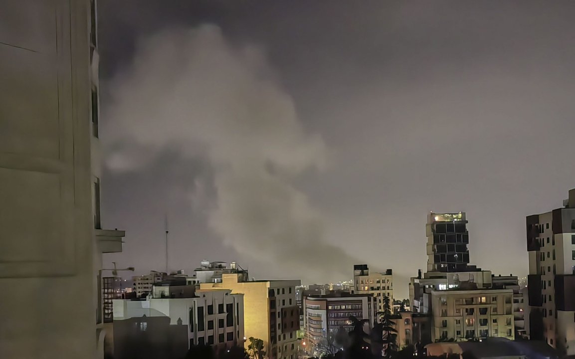 Edificios dañados tras bombardeos en Teherán