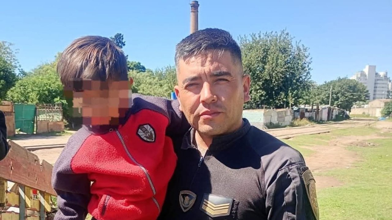 Policía rescata a un niño de las vías del tren en Córdoba