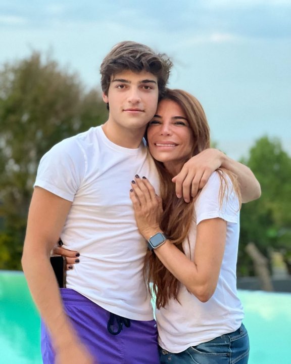 Luca Bertoldi junto a su madre, Zulemita Menem durante una celebración familiar