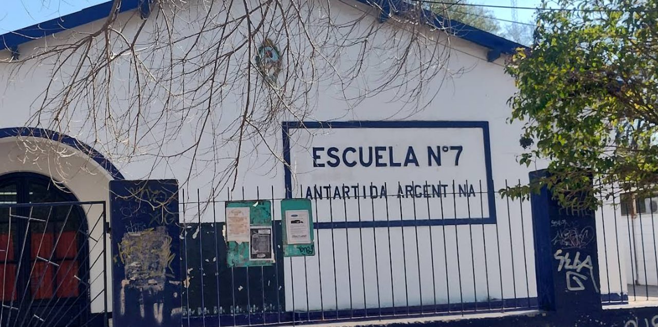 Comisaría y móviles policiales en operativo de detención