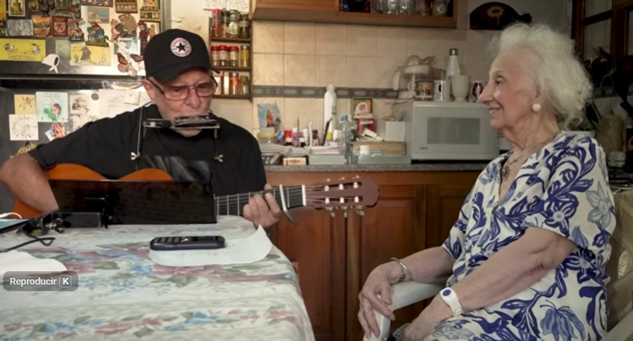 León Gieco canta La Memoria para Estela de Carlotto en su casa de Tolosa