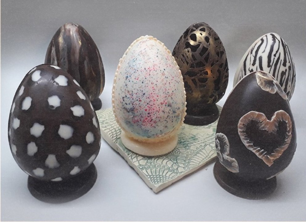 Producción de huevos de Pascua en una fábrica de chocolate