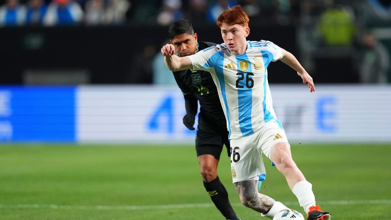Valentín Barco en su regreso a La Bombonera con la Selección argentina