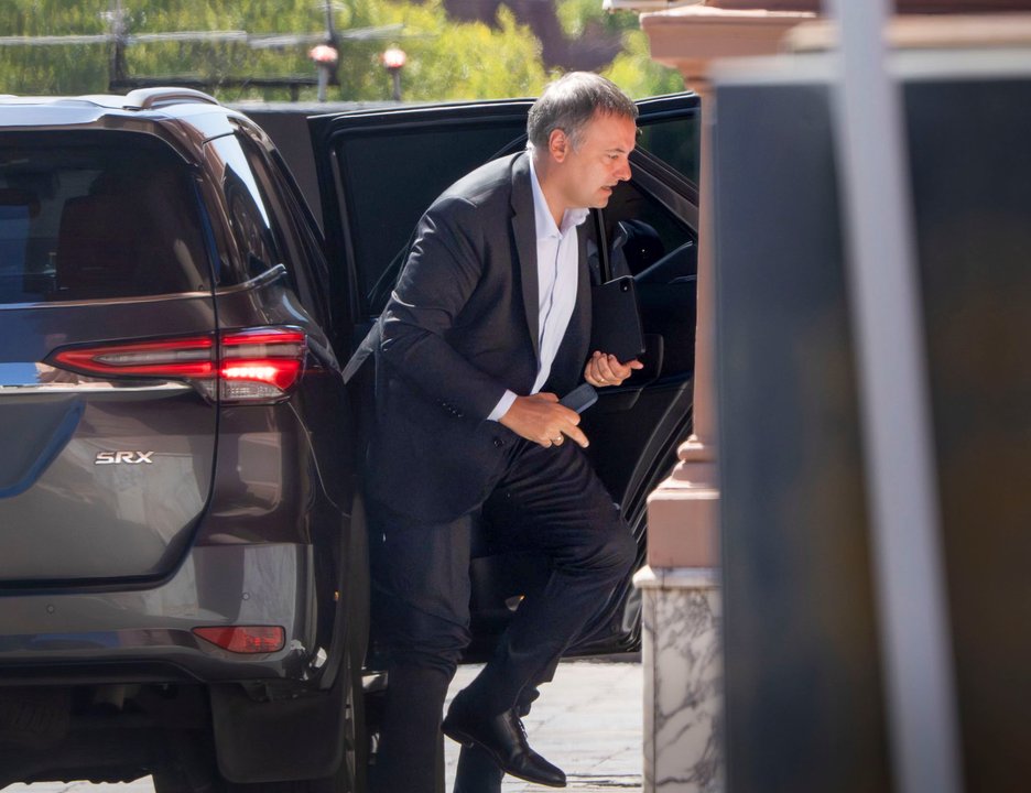 Manuel Adorni junto a funcionarios del Gobierno nacional