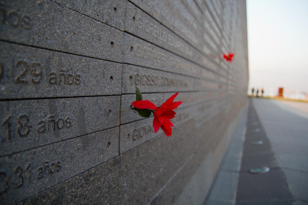 Intervención artística en el Parque de la Memoria en Buenos Aires