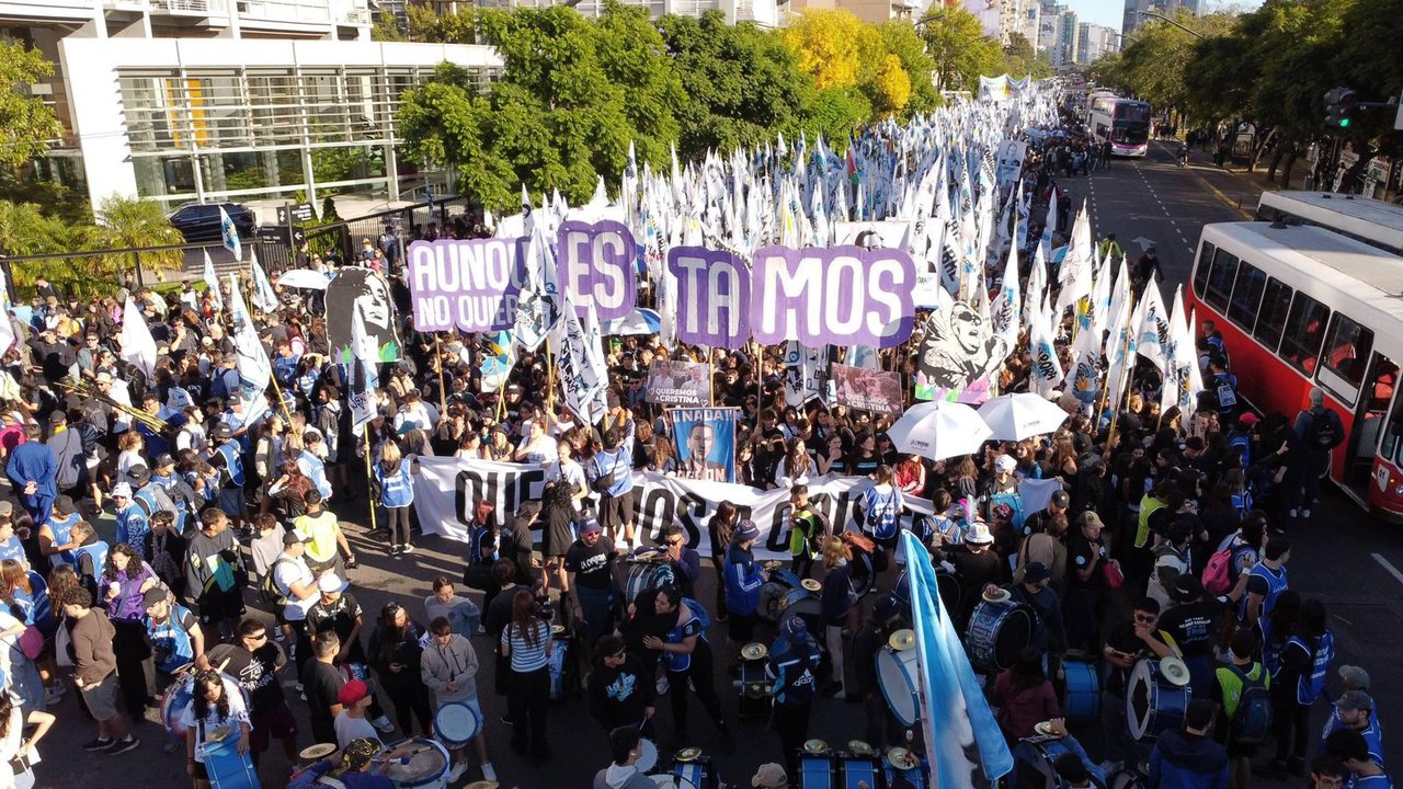 Mayra Mendoza encabeza una columna de La Cámpora rumbo a Plaza de Mayo