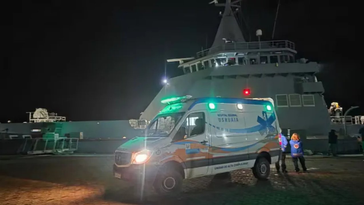 Crucero navegando en aguas de Tierra del Fuego