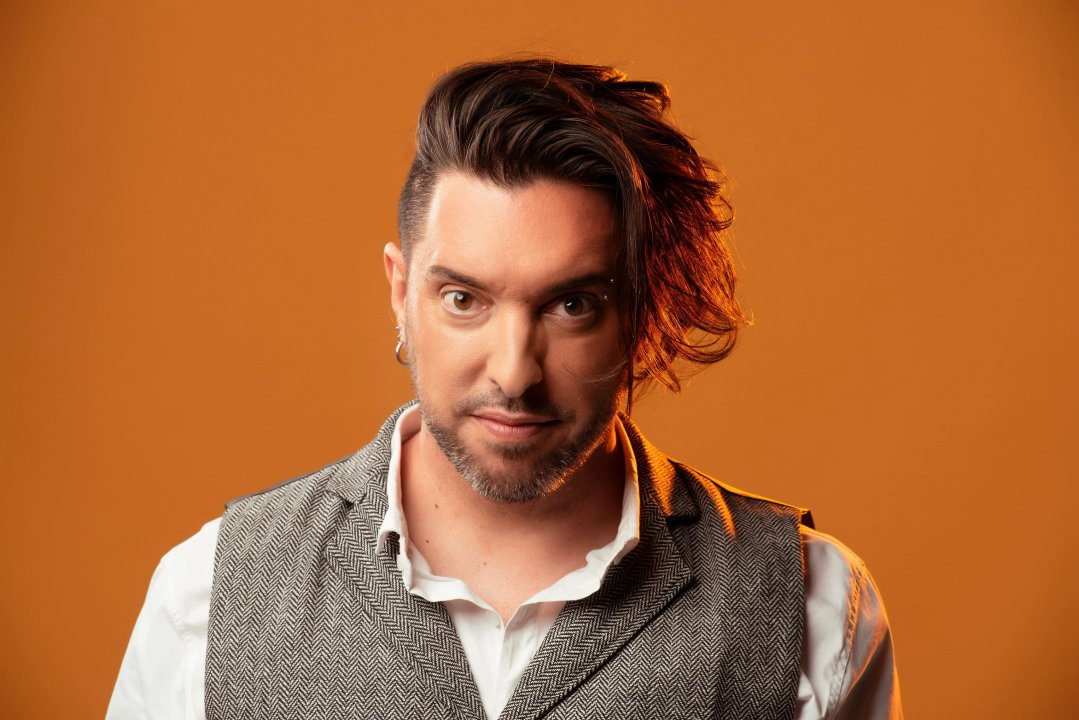 Pablo Cordonet presenta su unipersonal Vengo de los 80 en el Teatro Premier