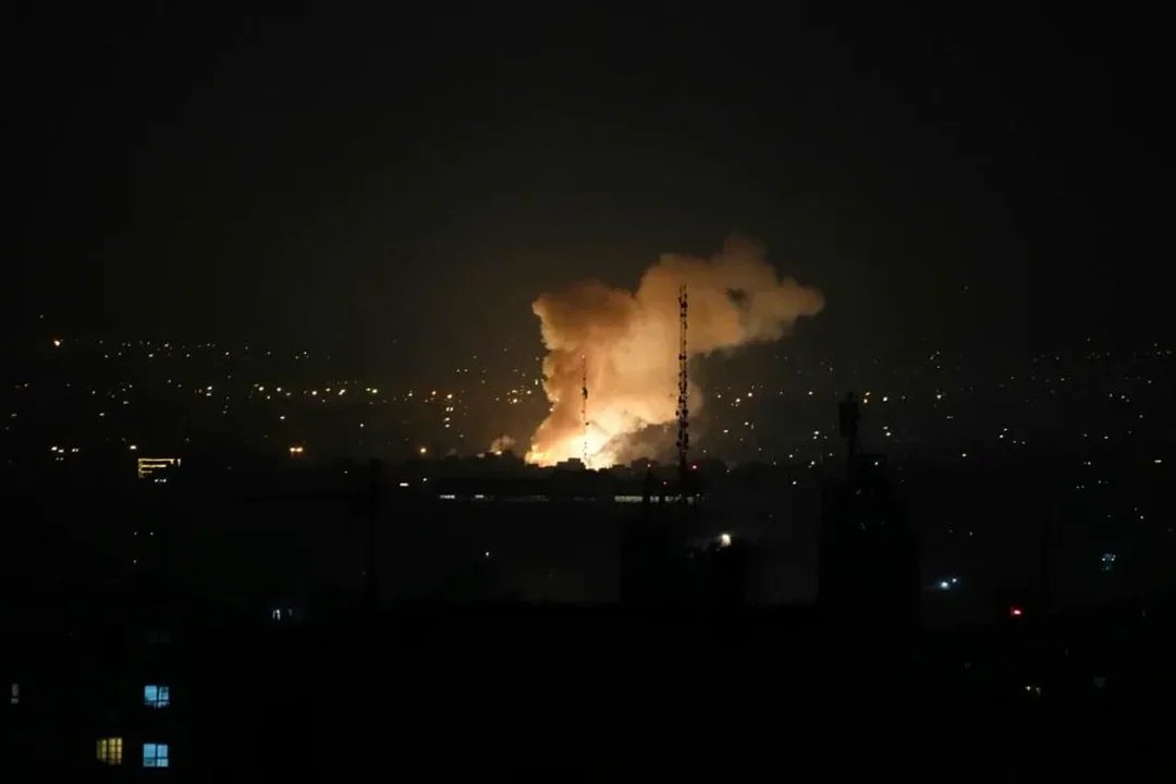 Equipos de emergencia trabajan tras impacto de cohete en el norte de Israel