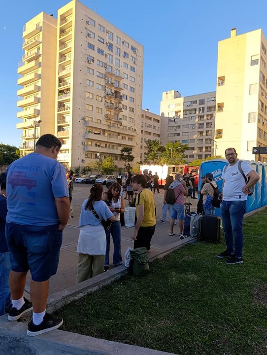 Evacuación de residentes del complejo Estación Buenos Aires en Parque Patricios
