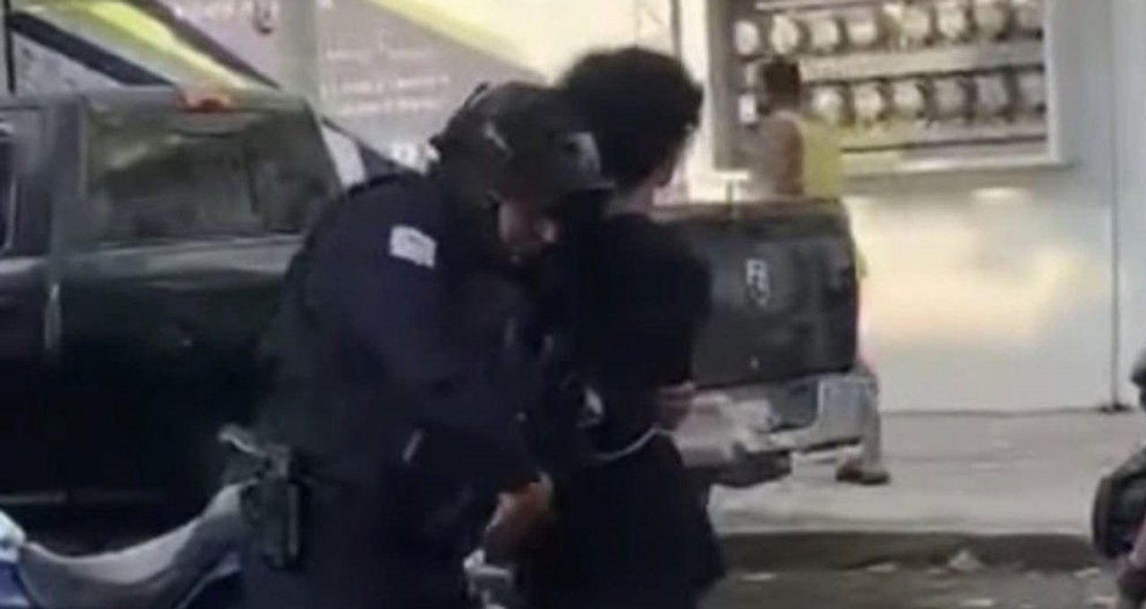 Patrullero policial en operativo en escuela de Michoacán