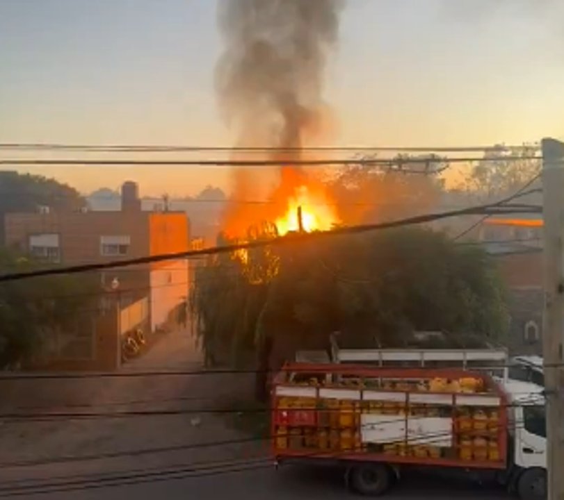 Incendio y explosiones en un depósito de garrafas en Mariano Acosta, partido de Merlo