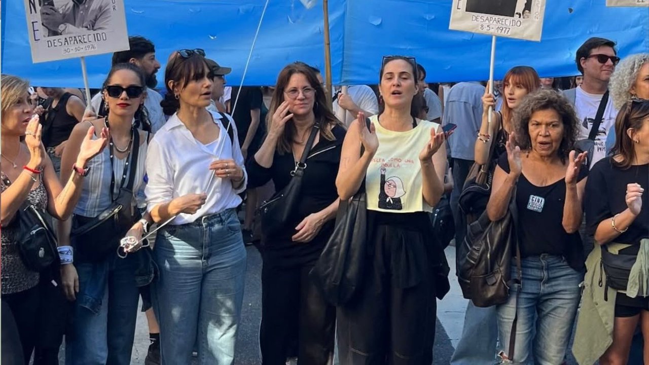 Artistas y personalidades marchan por el 24 de Marzo en Plaza de Mayo