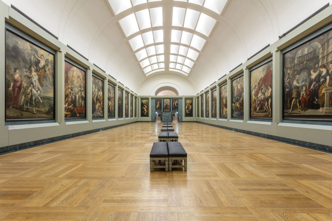 Sala del Louvre con obras de Rubens en proceso de restauración