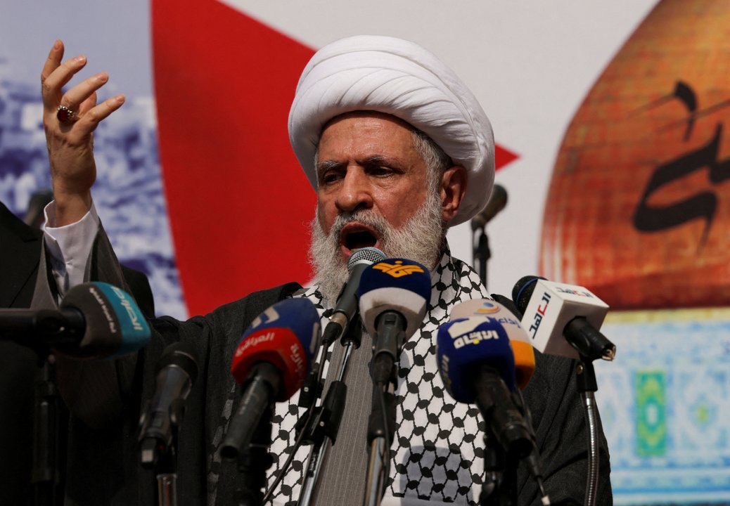 Naim Qassem, líder de Hezbolá, durante un discurso público