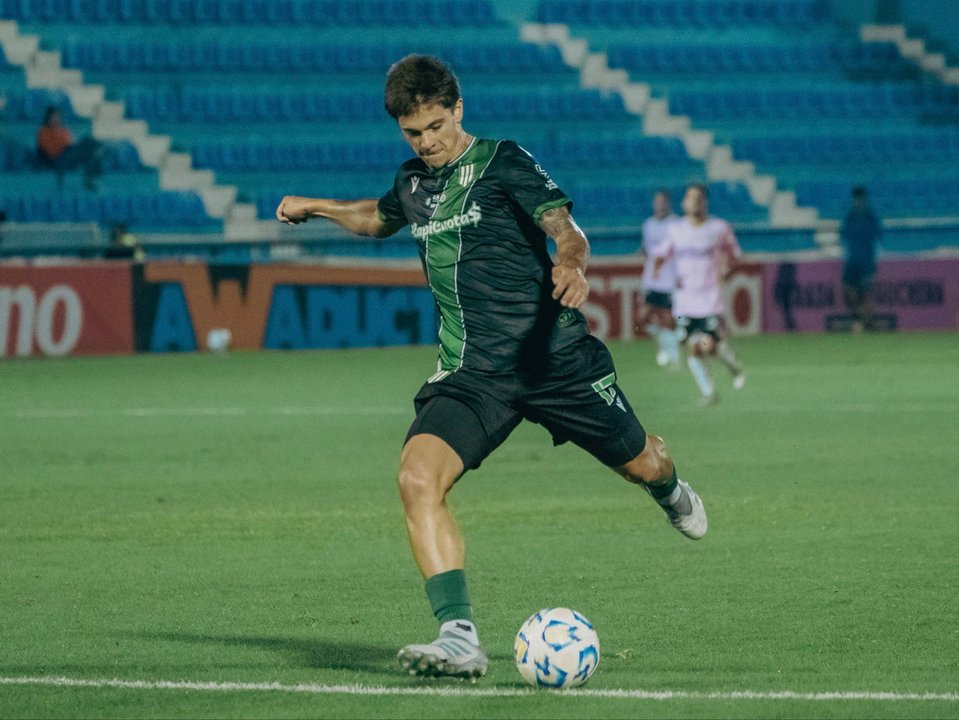 Banfield festeja uno de los goles ante Real Pilar por la Copa Argentina