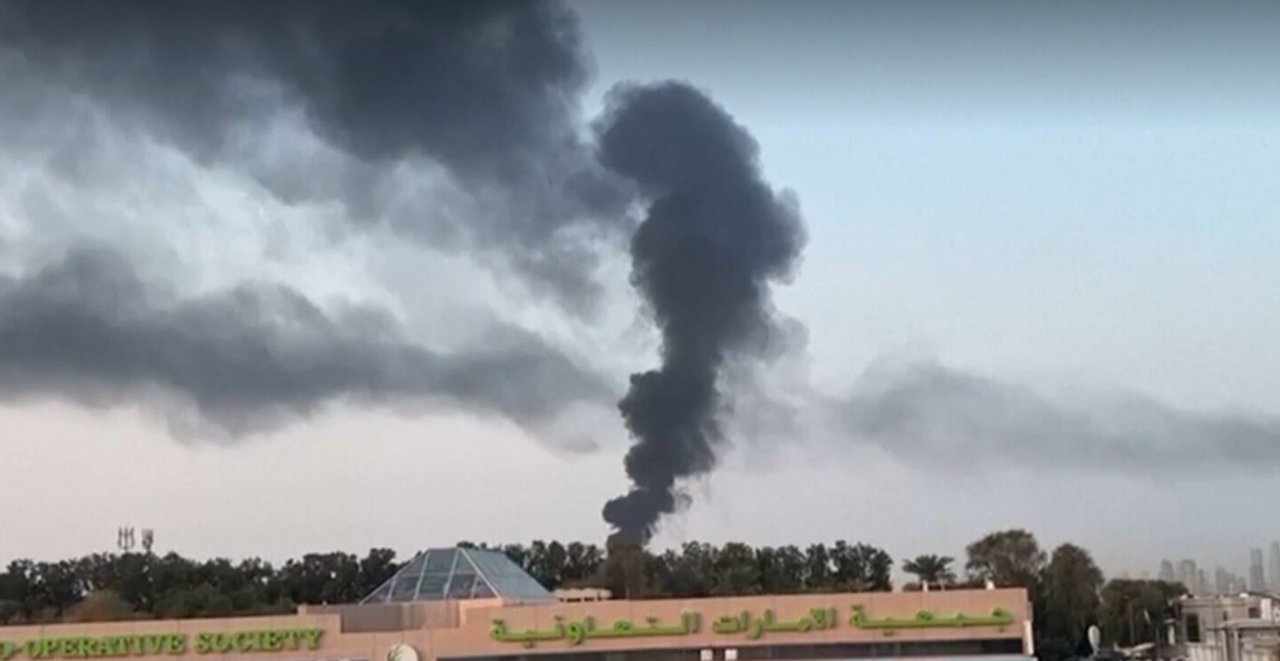 Operativo de seguridad en Abu Dabi tras la caída de restos de misil
