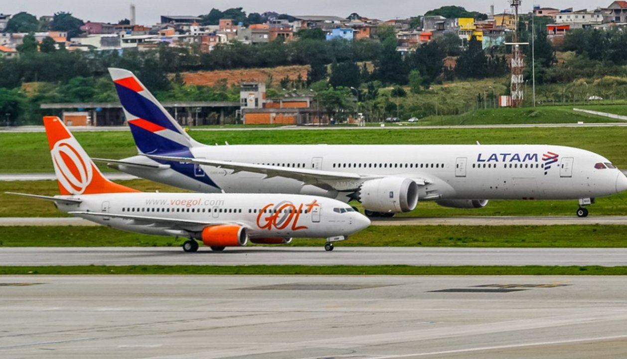 Avión de Latam en pista rumbo a Ushuaia