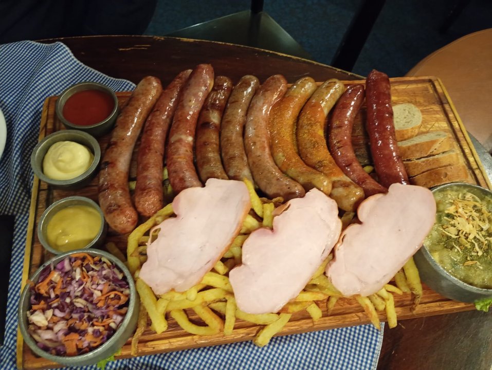 Salón y platos típicos del restaurante alemán Extrawurst en Retiro, Buenos Aires