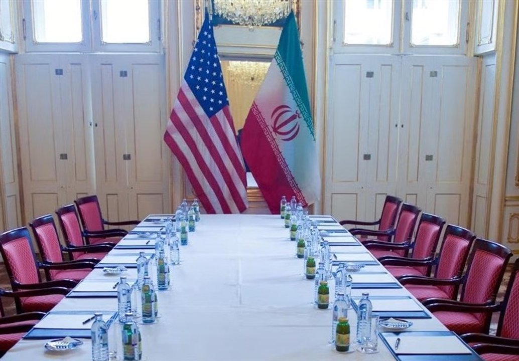 Reunión diplomática y banderas de Irán y Estados Unidos